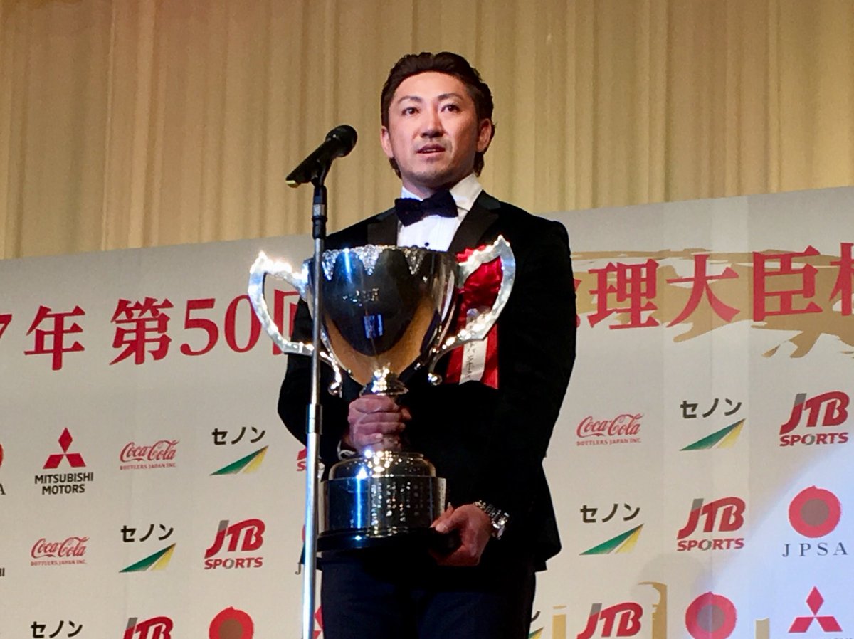 HAWKS_official's tweet photo. 今年最も世間の歓心を受けたプロスポーツ団体として、ホークスが『内閣総理大臣杯 日本プロスポーツ大賞』を受賞しました！チーム代表として内川主将が表彰式に出席。殊勲賞を受賞したプロボクサーの村田諒太選手と記念撮影☆ #sbhawks https://t.co/eqwSS5vTRT