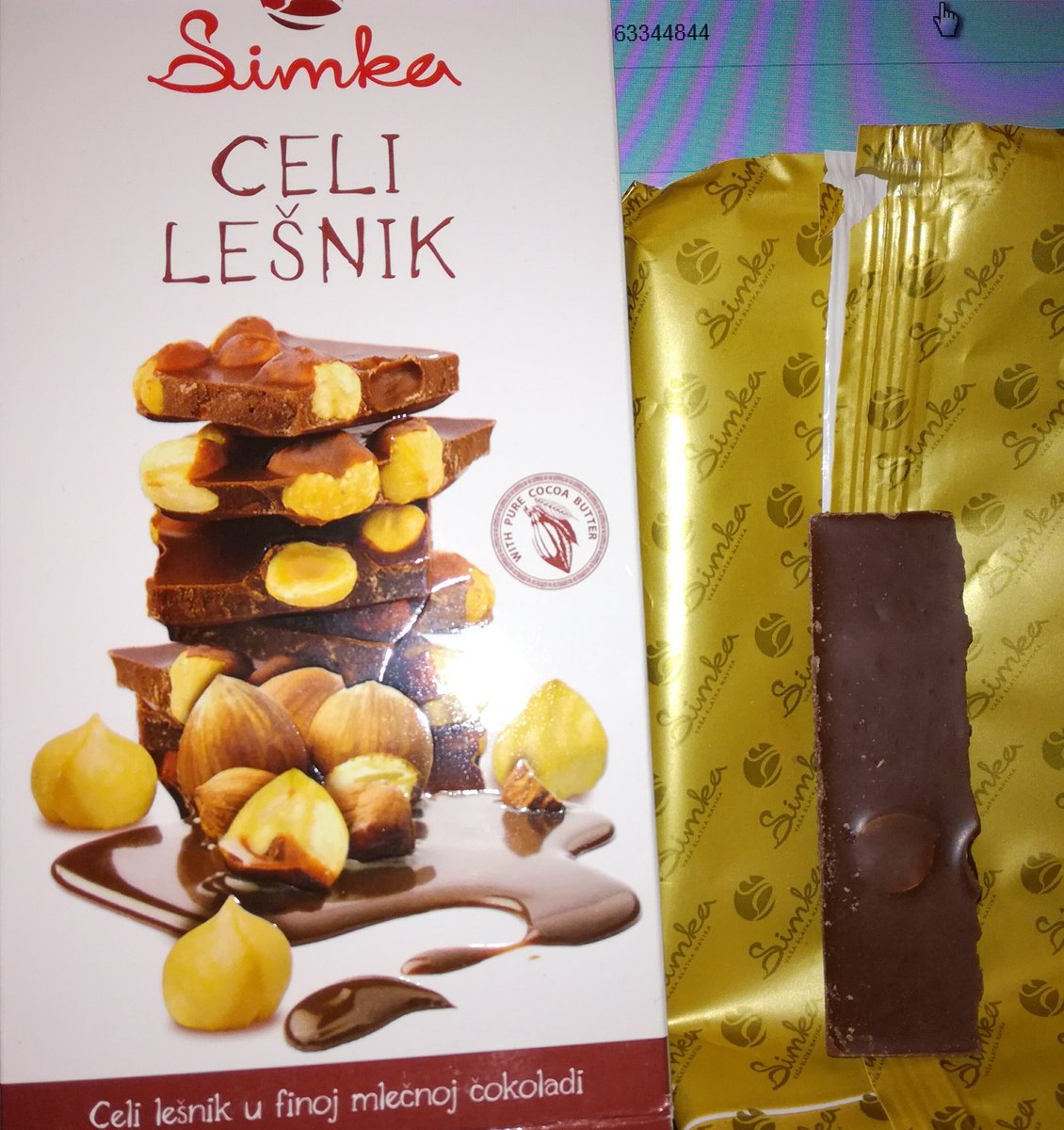 BlagicaKostic's tweet photo. Levo omot čokolade Simka "celi lešnik", a desno je sadržaj sa jednim lešnikom u celoj štangli! Kakva prevara... #simka https://t.co/bQwE13R9Uw
