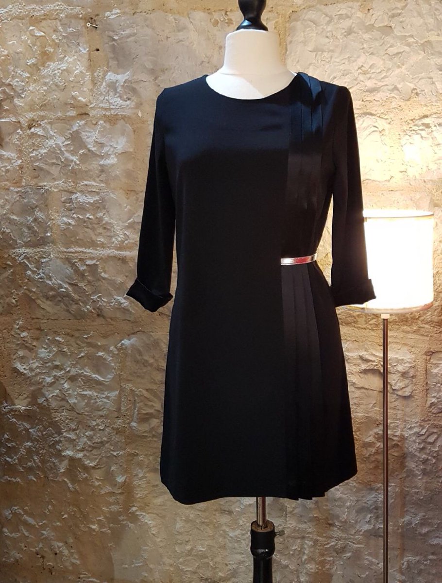 DocksVillage's tweet photo. Pour être la plus belle les soirs de fêtes ✨ Adoptez le chic à la française avec la robe Melle Gloria de la collection glam 31 @ValentineAndCo1  !
Aux @DocksVillage de #Marseille https://t.co/feJ8Xx7foH