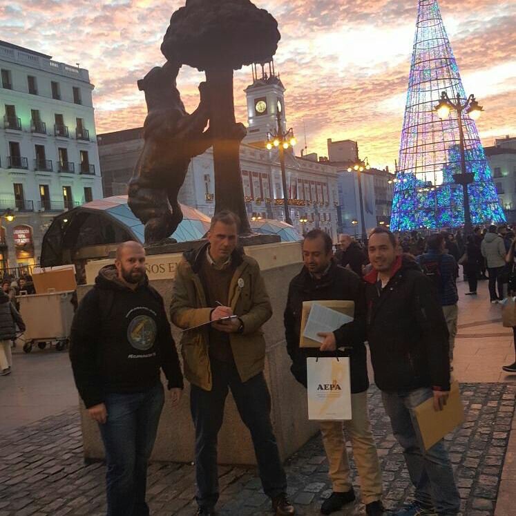Seguridad_VOX's tweet photo. El lunes @Ortega_Smith apoyó y firmo la I.L.P promovida por @jusapol que exige la #EquiparacionYa de PN y GC con las policías autonómicas. https://t.co/0w19afiCKa