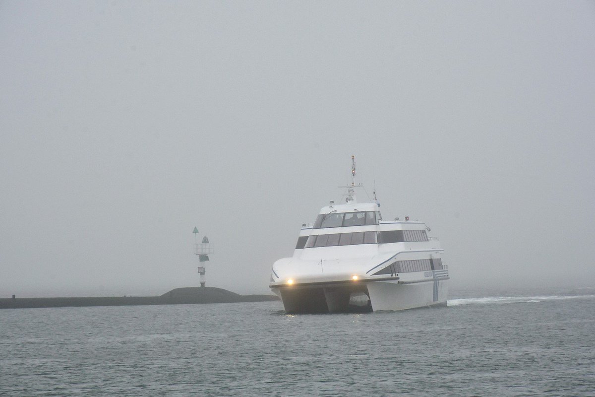 SytseSchoustra's tweet photo. Snelboot #Koegelwieck komt met behoorlijk slagzij de haven van #Terschelling binnen, schijnt onderweg iets onderwater geraakt te hebben. https://t.co/YeO14Uxhkv