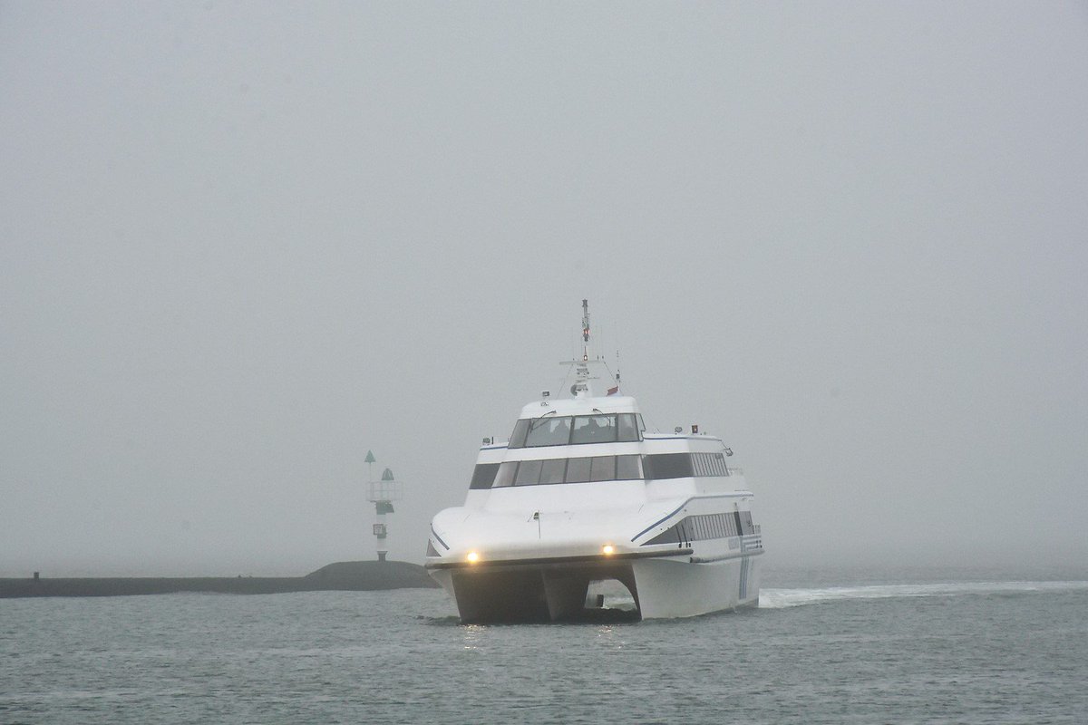 Snelboot #Koegelwieck komt met behoorlijk slagzij de haven van #Terschelling binnen, schijnt onderweg iets onderwater geraakt te hebben.