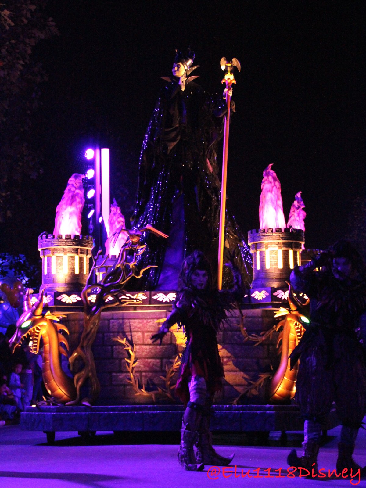 Elu 上海レポ パークへ戻ってヴィランズパレードを見るためにパレルへ 最前をポジる てかヴィランズ3人 ファシリエ マレフィセント ハデス だけで短いパレだった 暗くて写真も 雰囲気だけでも Disney Shdl 上海迪士尼乐园