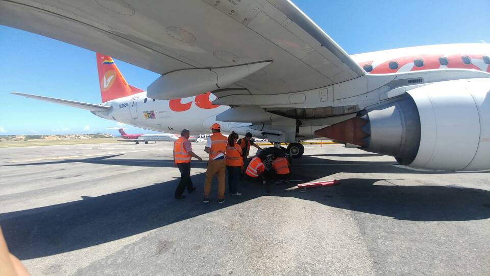 conviasa_ve's tweet photo. Presidente de @LAConviasa inspecciona labores de mantenimiento en el hangar de la aerolínea en Maiquetía, con el fin de garantizar la operatividad de las aeronaves. https://t.co/wQnipcp6PJ