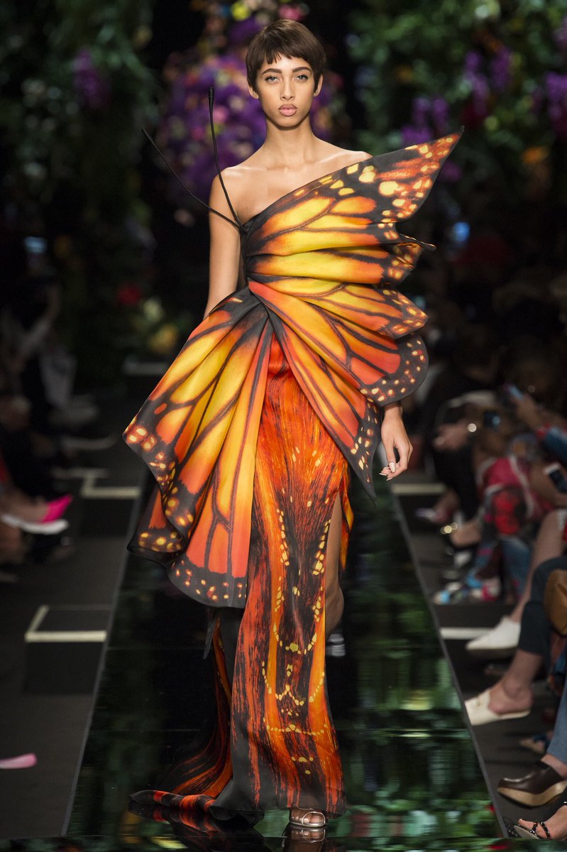 WonderMafe's tweet photo. Zendaya en Moschino SS18. 😍 https://t.co/rFEcZJ2bJC