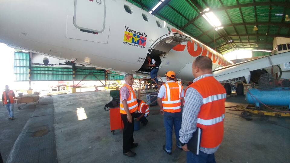 conviasa_ve's tweet photo. Presidente de @LAConviasa inspecciona labores de mantenimiento en el hangar de la aerolínea en Maiquetía, con el fin de garantizar la operatividad de las aeronaves. https://t.co/wQnipcp6PJ
