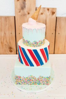 We loved seeing all the different #weddingcakes this season! This one for Oli &amp; Ferns #wedding was incredible and had three #alcoholic layers 🤗<a href="/LustyGlazeBeach/">Lusty Glaze Beach</a> #2017wedding #beachwedding #weddings