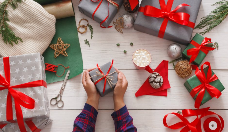 OasisFin's tweet photo. Are you a last minute shopper when it comes to Christmas gift?

Here is a complete list of store hours through Christmas:

https://t.co/TlGEEXyzA5 https://t.co/SYdyDJwjQR