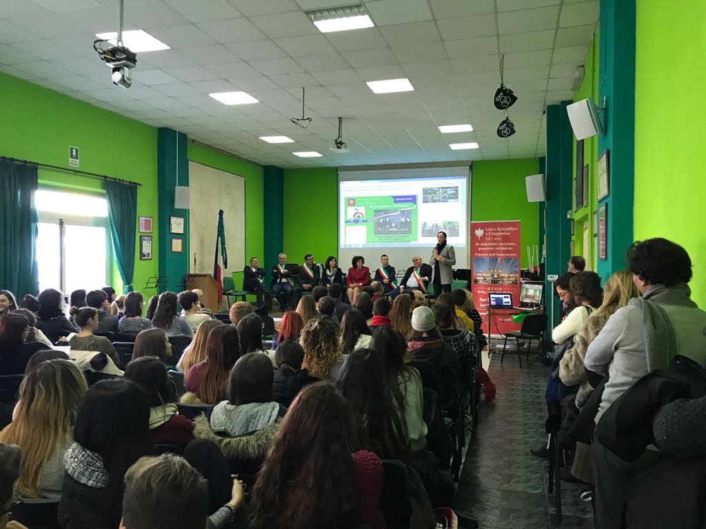 #Costituzione Stamattina abbiamo consegnato ai ragazzi del <a href="/LiceoCeccano/">Liceo Ceccano</a>  le copie della nostra Costituzione. Un passaggio di testimone per continuare a coltivare la speranza e la fiducia nel futuro. Qui il messaggio che ho lasciato a loro goo.gl/buxnzv