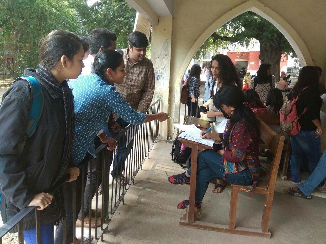 SLF_MSU's tweet photo. #Helpdesk #slfmsu2018 #happytohelp #facultyofarts #themaharajasayajiraouniversityofbaroda #slfmsu #slf2018  #workinprogress #sayajiliteraturefestival https://t.co/ueLdssqIbb
