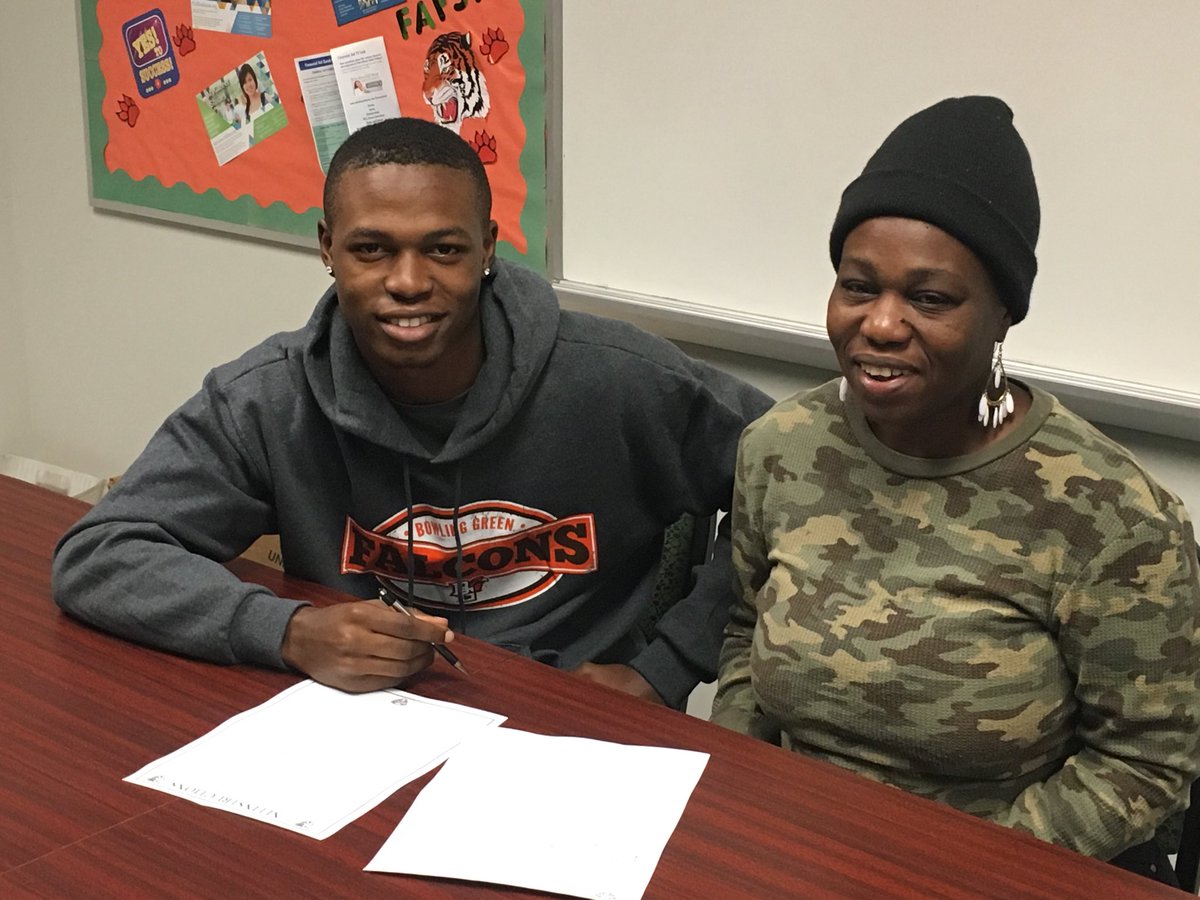 blanche_ely's tweet photo. 2017 National Signing Day James JJ Harris Bowing Green State University https://t.co/EONtfCJC90