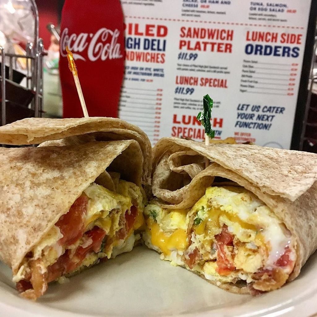 NDetroitsWPG's tweet photo. Everyone’s rushing around these days. No need to compromise freshness or flavour...grab a breakfast wrap 😃 #freshstart #realfoodfast #nomicrowave #takeout #wpgnow https://t.co/KHzL29YkiJ https://t.co/jNFzgAjeGT