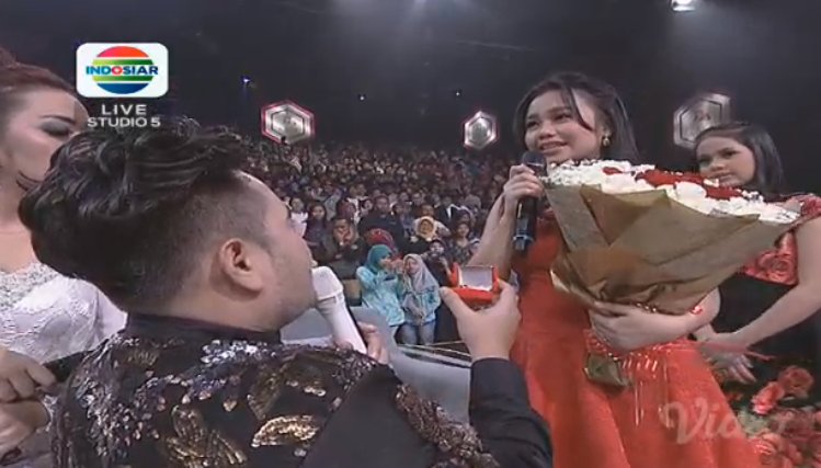 Jangan lama-lama dong kasih jawabannya~ Gimana nih menurut kamu Aulia bakal terima cinta Nassar nggak ya?
#KonserSocmedDAA3
