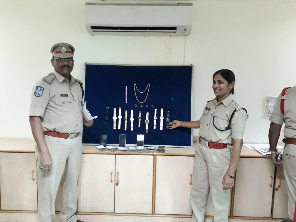 acpgopalapuram's tweet photo. Police Tukaramgate arrested one attention diversion accused by name Si Babu https://t.co/B4sdlYPMh5