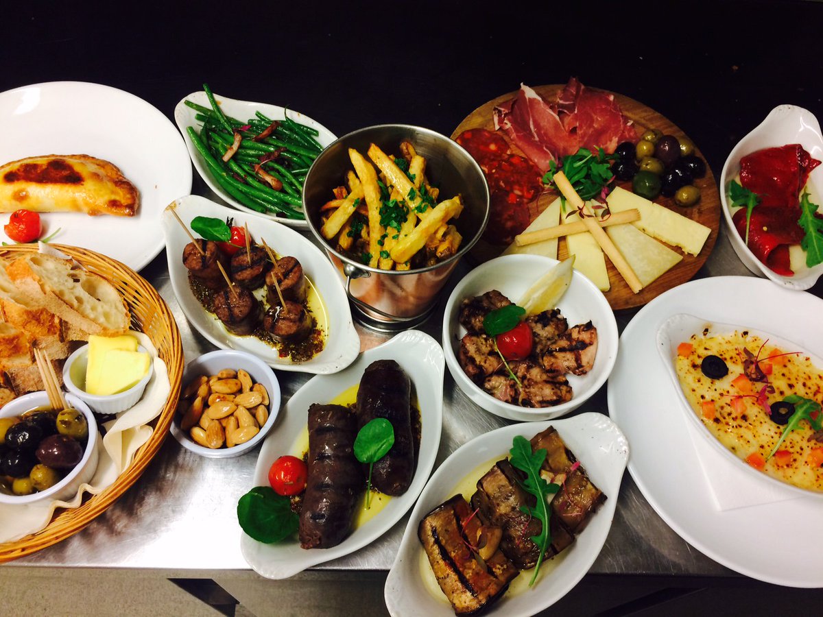 BuenosAiresCaf's tweet image. Come in for a drink and try our new bar menu tonight after late-night #Christmas shopping @greenwichmkt. Bring your token from @GreenwichVisitr and enjoy a free bottle of wine with your food!