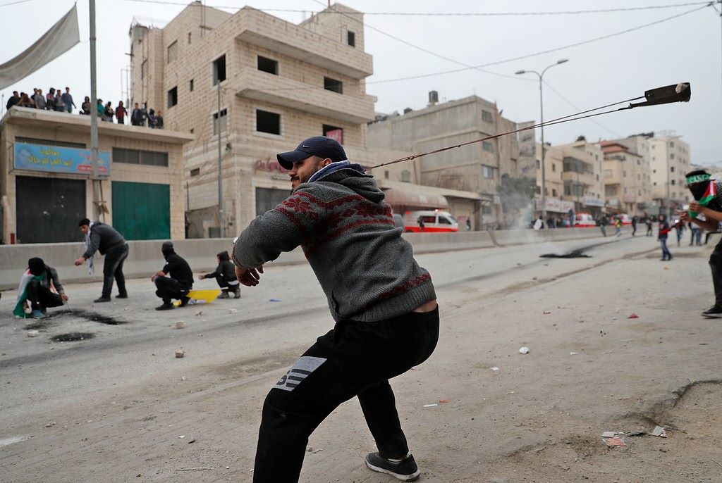 #صور إصابات في مواجهات مستمرة بين الشبان وقوات الاحتلال على حاجز قلنديا العسكري شمال القدس . 
#القدس_عاصمة_فلسطين