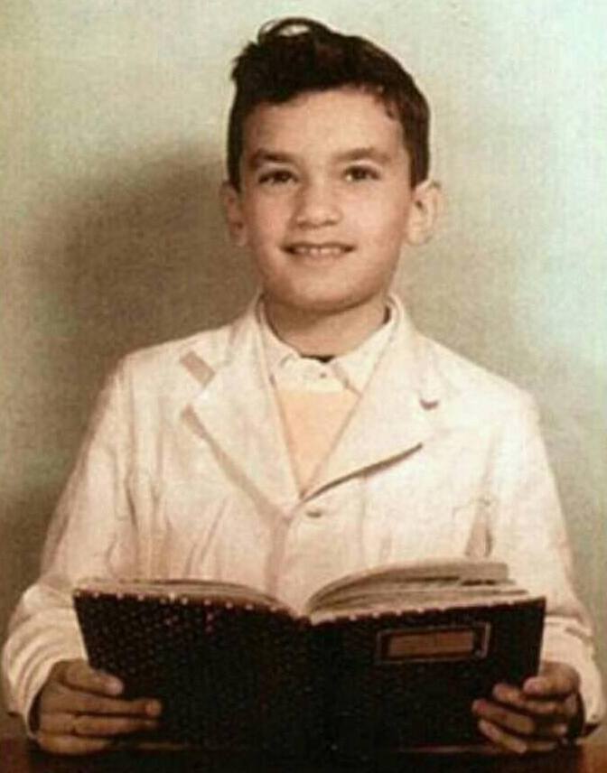 Rosariorecuerdo's tweet photo. El humorista gráfico y escritor Roberto Fontanarrosa (1944-2007) retratado en su infancia en una foto escolar. En ese tiempo y hasta su adolescencia vivió desde su nacimiento en un departamento del 2º piso del edificio Dominicis de Catamarca y Corrientes de la ciudad de Rosario https://t.co/oBb7cKLjzk