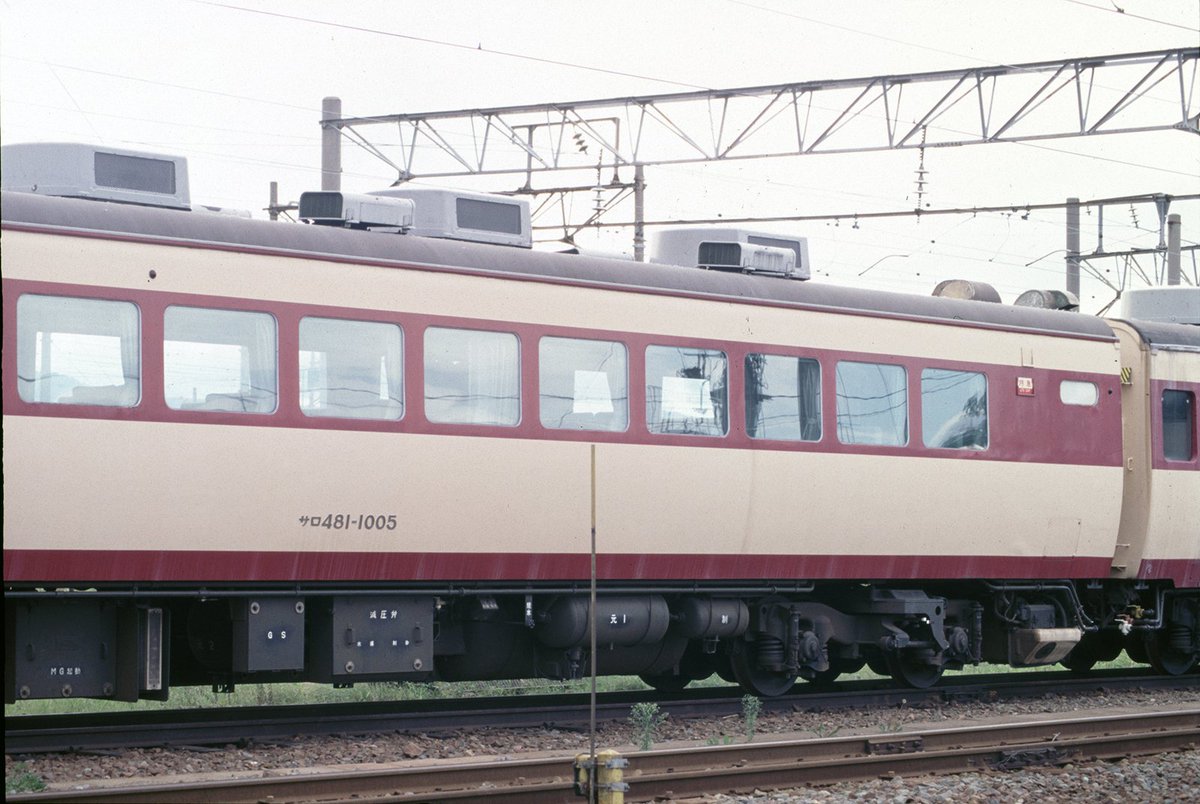 EF81503's tweet photo. サロ481-1005
1005も比較的状態は良いものの、ドア横のふたが行方不明。1008とは床下機器の配置や車端部の手すり有無に相違点が見られます。最後の定期列車「津軽上野」の幕を表示ですが、なぜか特急の種別サボが差し込まれています。もう運用に就くことはないはずなのに。
1997.8.27　青森運転所 https://t.co/2wZGvva3Zu