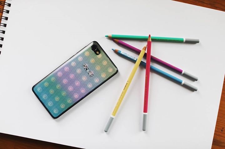 alcatelmobileES's tweet image. Captura los colores que te rodean con la app #ColorCatcher, crea tus propios patrones luminosos y personaliza con ellos la pantalla y la carcasa de tu Alcatel #A5LED. Alucinante, ¿verdad?  #AlcatelMobile #EnjoyNow