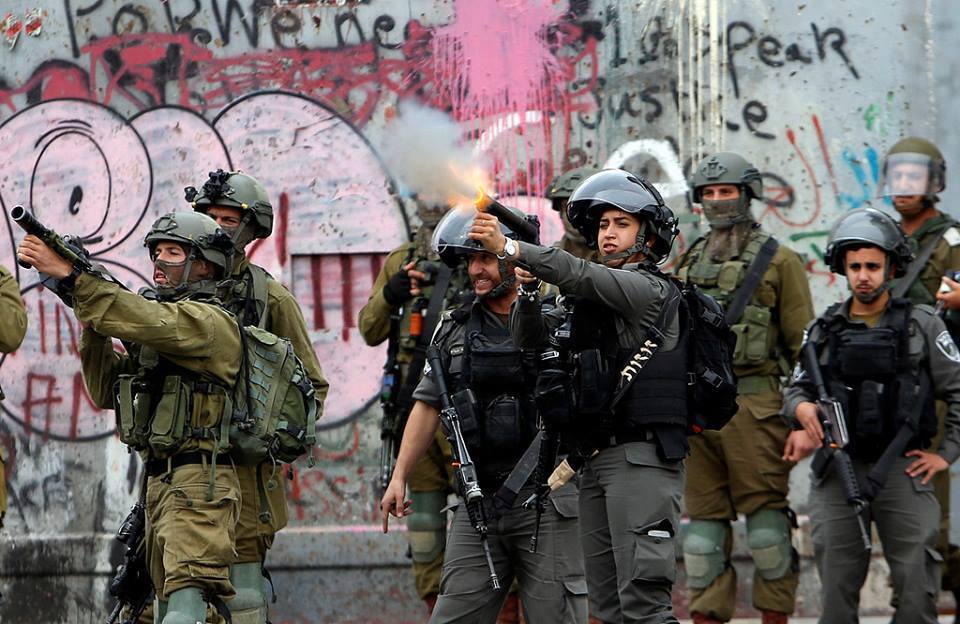 QudsNen's tweet photo. Days of Rage demonstrations and clashes between IOF and Palestinians continue in #Jerusalem, Ramallah, Bethlehem, Hebron and other areas in occupied West Bank - Dec. 20, 2017.

#HandsOffJerusalem https://t.co/jSL1kiTEgj