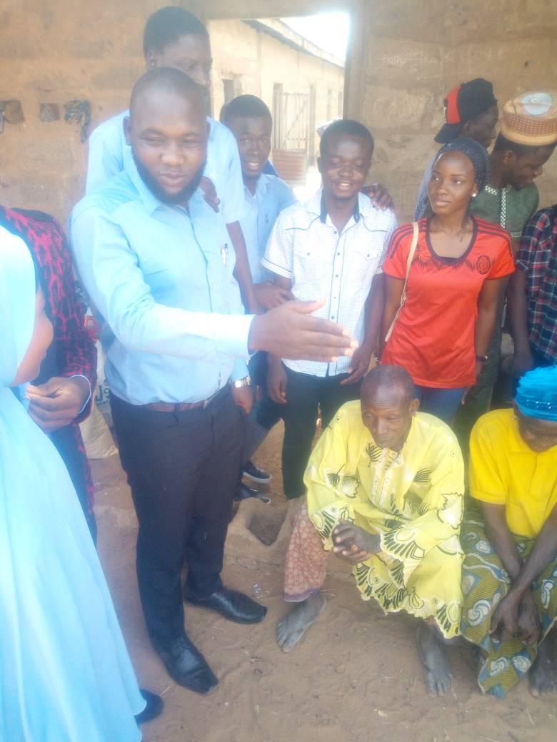 adeniyi_marya's tweet image. In this era where humans have become so self centered, where lies the fate of street kids and the likes? Who can they turn to, to get that maximum help, love, care, shelter, food and education when the need arises? #makestreetzsmile