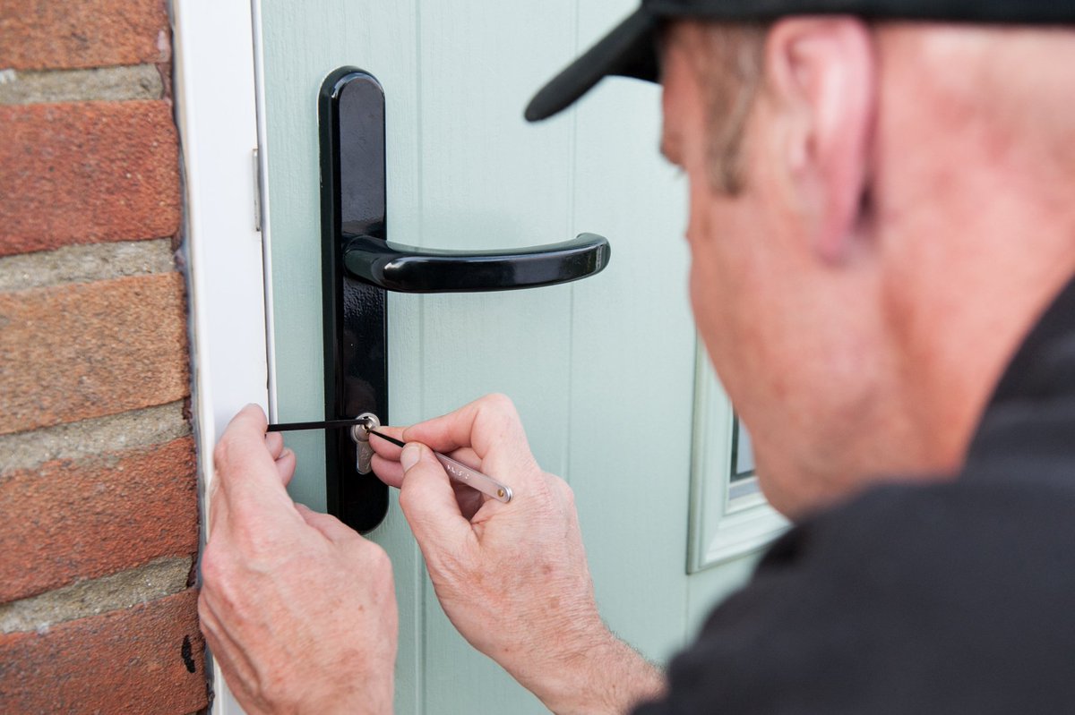 Do you need #lockreplacement services for your business? We have experienced #commerciallocksmiths who can help you to secure your business in the best way possible. dallaslocksmithtx.com/commercial-loc…
#autolocksmith #locksmithservice #lockoutsolution #commerciallocksmith