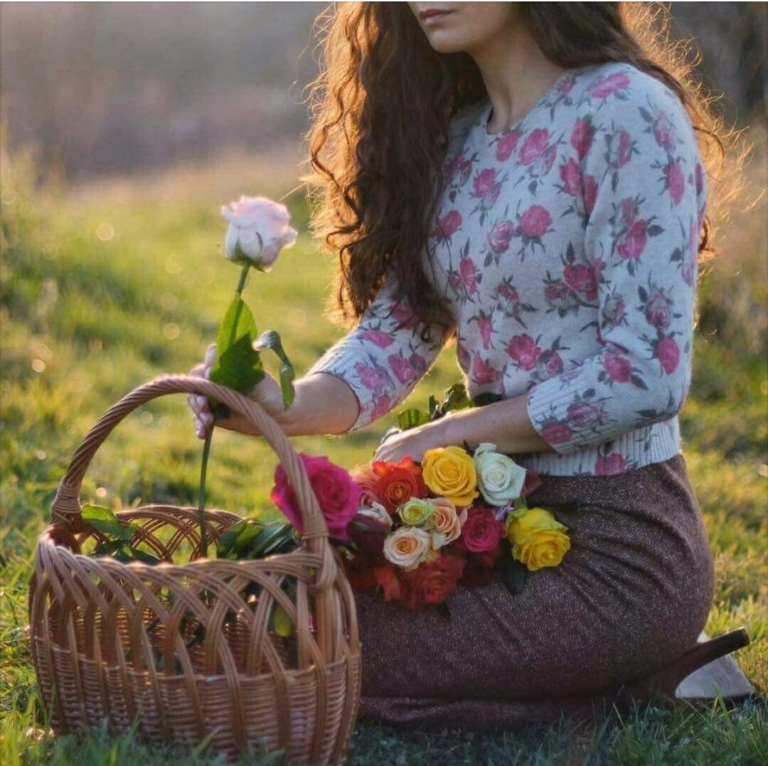 تمر بنا أسماؤهم , فنبتسم من أعماقنا..
من قال أن المسافات تغير شيئاً ؟
