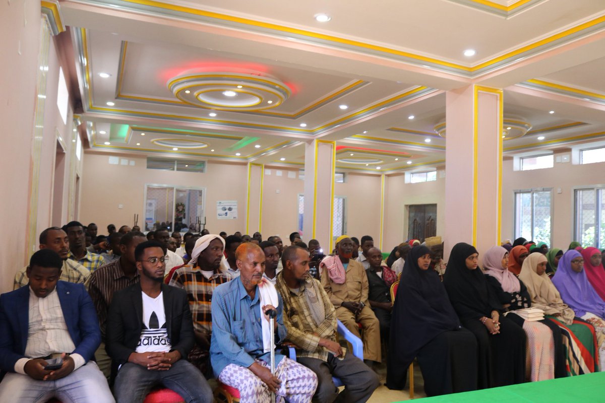 Southwest_right's tweet photo. State Minister of resettlement &amp; Diaspora,Mayor of Baidoa kickt of Youth employment &amp; skills development programme for 100 refugee returnees from Kenya, with the supported of @UN Peacebuilding fund &amp; #durable solutions Employment Peace @ILOSomalia  @WARDO https://t.co/T1xFxkfiq2