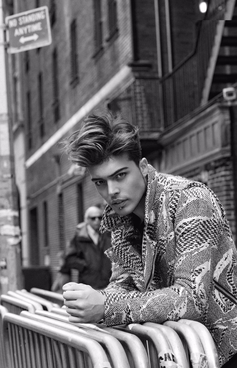 Stash_theKOLORS's tweet photo. Vi sareste aspettati la nostra partecipazione a Sanremo?
#thekolors #frida #sanremo2018 https://t.co/0HzMwTdcsV