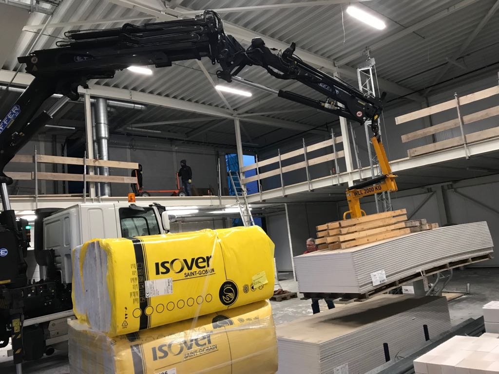 Tenbackproject's tweet photo. Transport voor Network Innovations te Eersel. Mooie oplossing met kraanwagen. https://t.co/X8yl5UBDEZ