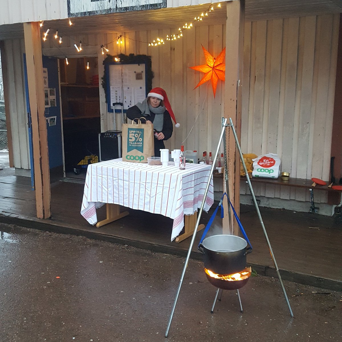 KrpfpHelena's tweet photo. Idag serveras det #glögg på väg hem från #skolan. #Kronoparksskolan #Karlstad #Karlstadkommun #Kronoparken  #bästaskolan https://t.co/BYYxHwFvPm