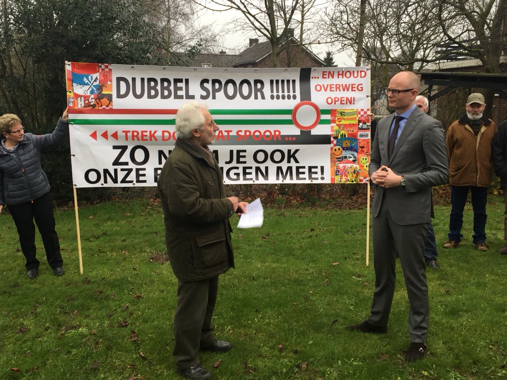 karelvansoest's tweet photo. Dorpsraad #Holthees biedt gedeputeerde #Mackus van #Limburg petitie aan om aandacht te vragen voor de leefbaarheid van de dorpen #Holthees en #Smakt bij de aanleg van dubbel spoor door #Venray en #Boxmeer. https://t.co/rMGBkNPHHh