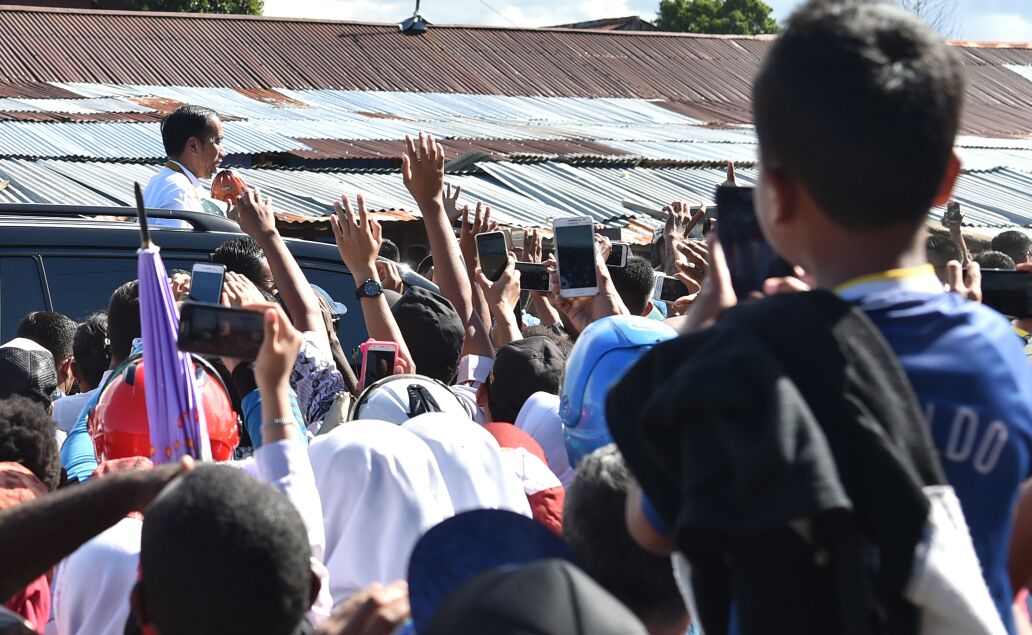 setkabgoid's tweet photo. Usai serahkan sertifikat di Sorong, Presiden Jokowi dan Ibu Negara Iriana melanjutkan perjalanan menuju Kabupaten Nabire dengan pesawat CN-295, Rabu (20/12). Sepanjang perjalanan menuju lokasi di Nabire, banyak warga yang menyambut iring-iringan rangkaian mobil presiden. https://t.co/kYTtmRcFor