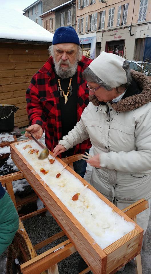 Faire découvrir les joies de la tire sur la neige aux Bayonnais : du pur bonheur ! #lebonsiropderable #marchedenoel #bayonne #grandepremiere
