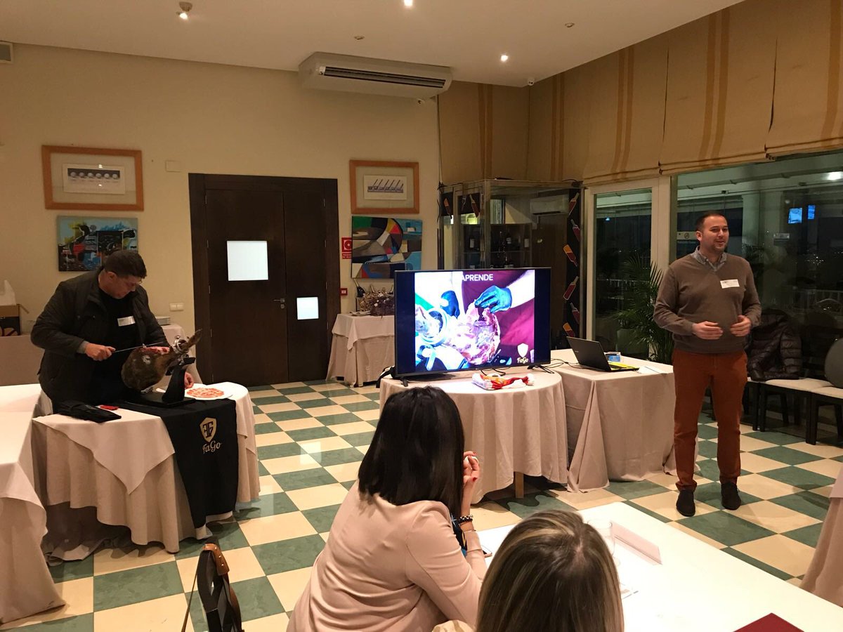 JamonesFago's tweet photo. Gracias al grupo de BNI Actitud + por esa cálida bienvenida para hacer buenos negocios y encima disfrutando de un rico jamón! #negocios #empresarios #hamforall #hamlovers https://t.co/d0ykzF4tDz