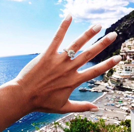 WeddingWire's tweet image. Recently engaged? Enter to win $10k towards your wedding by tagging @weddingwire + #justsaidyes on your engagement pic on Instagram! Learn more: ow.ly/iDSK30hkuor {@naomiboyer}