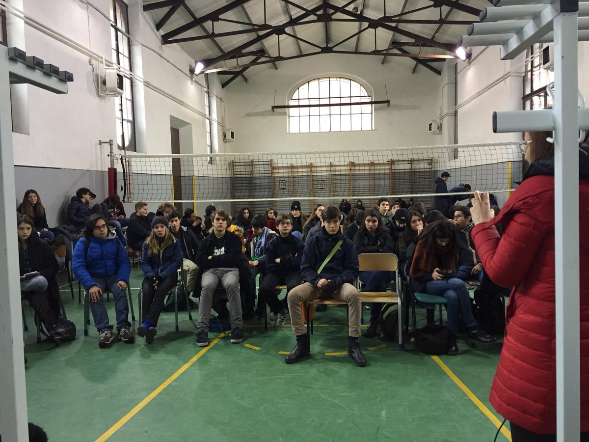 LiaQuartapelle's tweet photo. Affollato incontro insieme a @DanieleRaineri con gli studenti del  @LiceoMamiani su Trump e gli Stati Uniti. Grazie ragazzi per le domande vivaci https://t.co/oKWUov8h1f