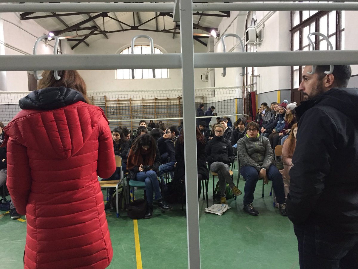 LiaQuartapelle's tweet photo. Affollato incontro insieme a @DanieleRaineri con gli studenti del  @LiceoMamiani su Trump e gli Stati Uniti. Grazie ragazzi per le domande vivaci https://t.co/oKWUov8h1f