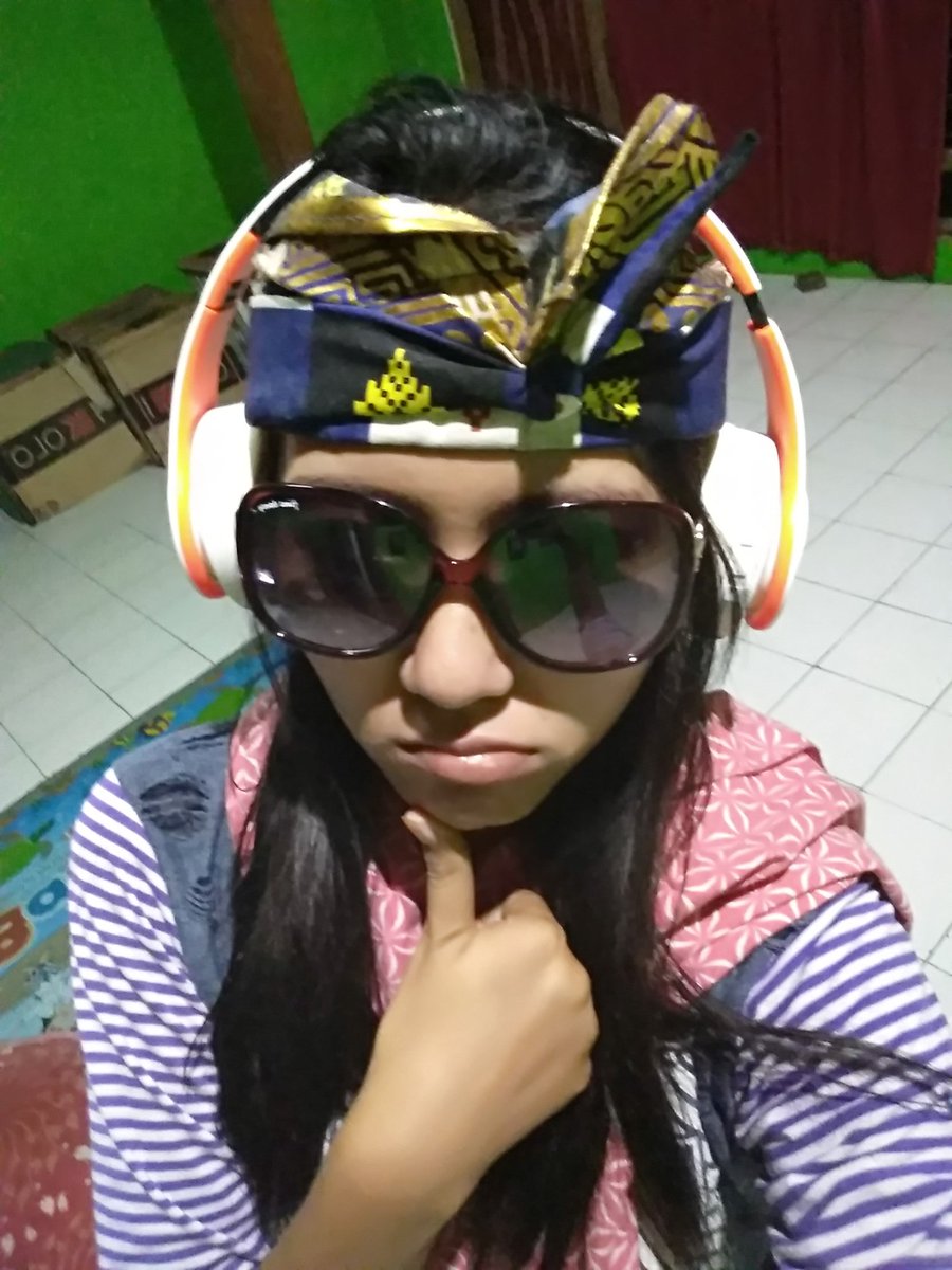 Intan_dwicahaya's tweet photo. @Ini_Talkshow Selamat malam @Ini_Talkshow alasan kenapa saya lebih keren pake kacamata hitam, karena saya jadi lebih PD, serasa jadi anak ABEGEH, gaul, keren, kekinian.. Padahal saya udah emak2 punya anak 😁😁
Hai @iinbundaathar udah keceh blm ni.. 😀 #IniPromo https://t.co/5xa8ndLGKa