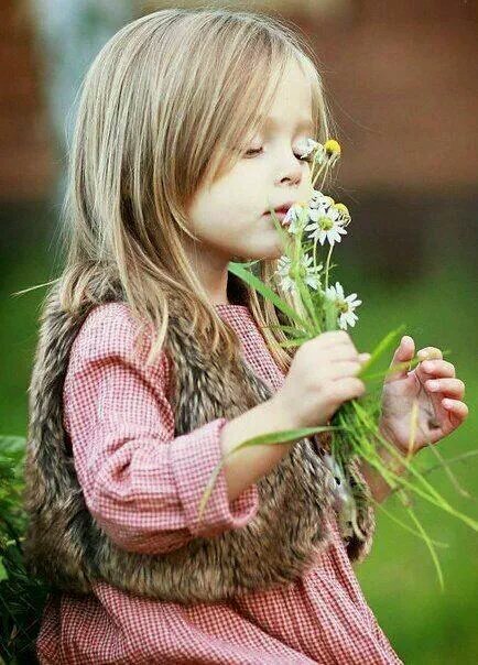 부모가 자식에게 주는
가장 큰선물은 사랑입니다

사랑을 받고 자란아이는
긍정적인 마인드를 갖고
인생을 활기차게 살아가게됩니다

부모가 주는 가장좋은 선물은 행복입니다

행복을 느끼며 자란아이는
좋은 성격과 바른 인격을 갖고
인생을 즐겁게 살아가게됩니다