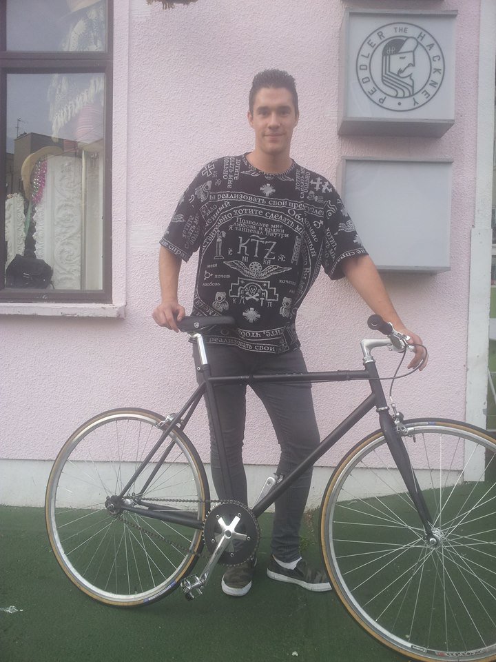 Robin_1975's tweet image. Dressed like George from  @the1975  and with The 1975  woohoo. Back in '13 I was one of the first dudes to have to whole band pic