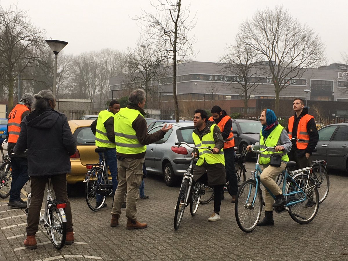 DeFietsmeesters's tweet photo. En weer is Utrecht een aantal gediplomeerde fietsers rijker! Op het AZC in #Overvecht hebben we vandaag de laatste fietslessen afgesloten. Wat was het een mooi fietsseizoen. Op naar 2018! #030inbeweging #fietsles #welovecycling #Utrecht https://t.co/LZuINW6nwg