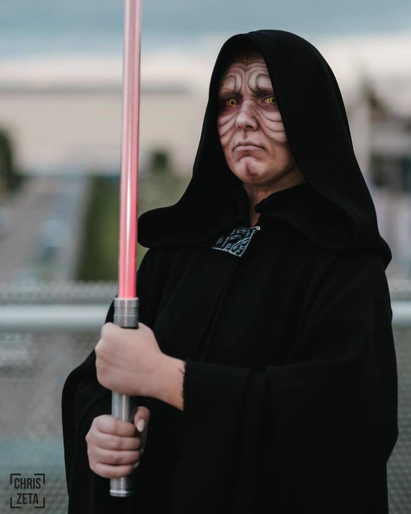 chriszeta_'s tweet photo. #palpatine #starwars #darthvader #thelastjedi #sith #lukeskywalker #jedi #kyloren #rey #yoda #anakinskywalker #obiwan #hansolo #obiwankenobi #lightsaber #cosplay #cosplayer #cosplaygirl #Romics #romics2017 #model #cosplaymodel #cosplayphotography #cospla… https://t.co/WuNrpCAqD6 https://t.co/dcnOSxej4V