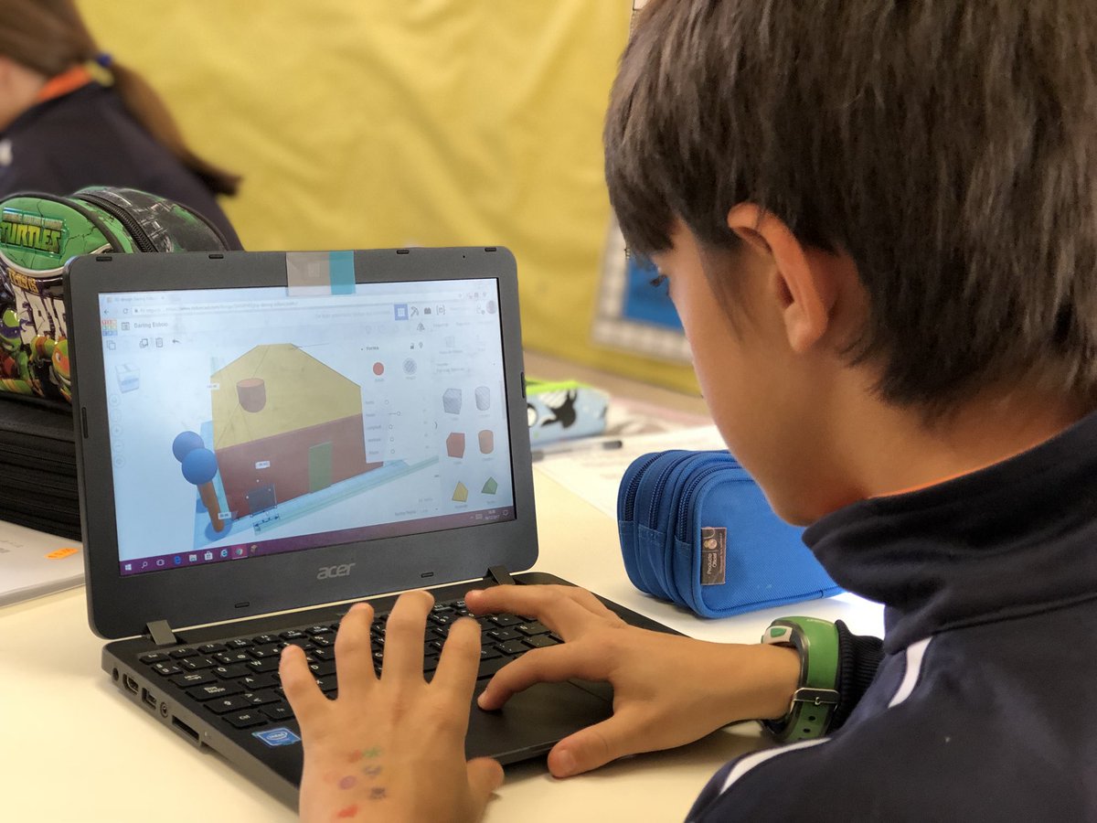 Marta_Ef's tweet image. #VRworkshop en @nazaretoporto Hoy diseñamos #objetos3D con #tinkercad  para insertarlos en aminamiciones de #RealidadVirtual ¡Estamos creando un cuento interactivo de VR!