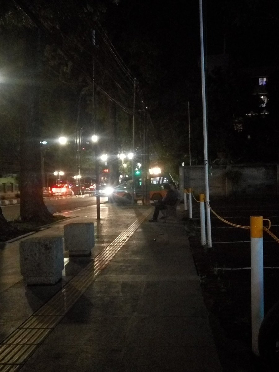 glenarton's tweet photo. trotoar di jl. dago memang klo mlm dijadikan areal parkir angkot jurusan dago kbn kelapa ya? kemana  nih pengawasannya @PRFMnews https://t.co/efhpfVnFoL