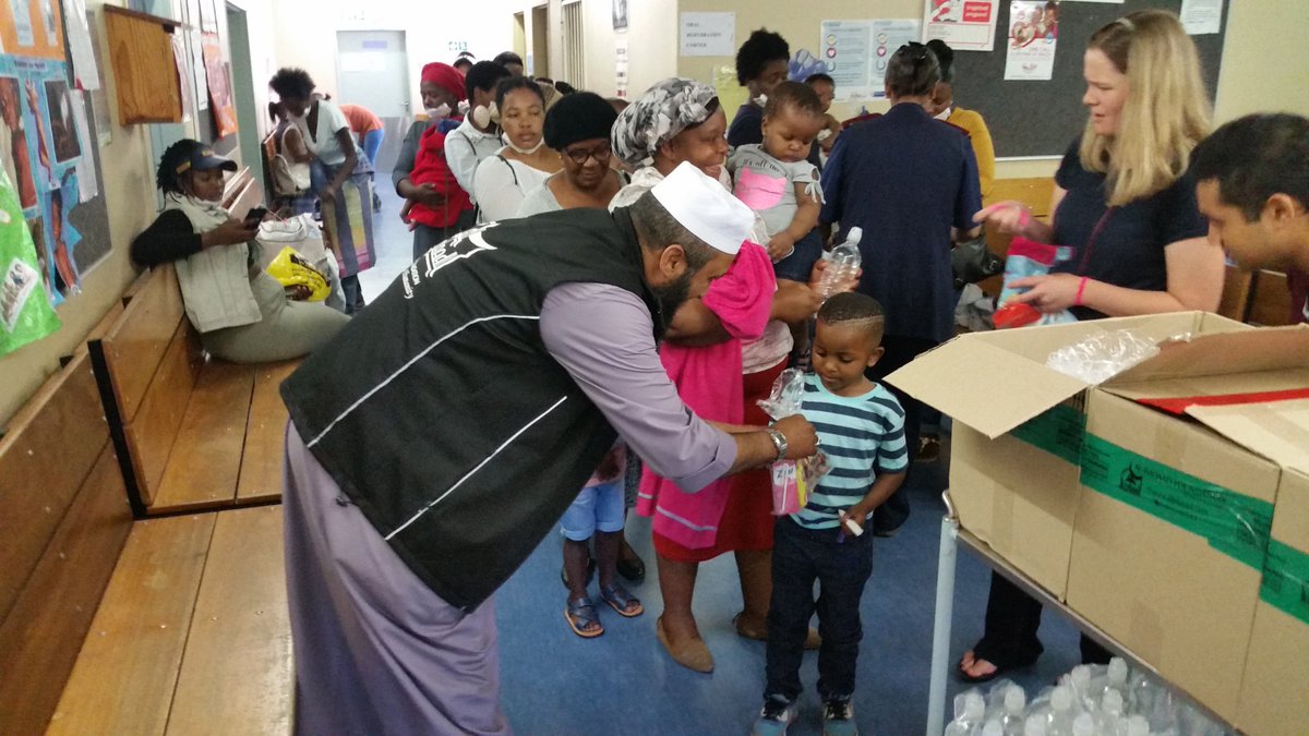 Alimdaad's tweet photo. Teams were on the ground today at the Nolungile CHC Clinic in Khayelitsha in an attempt to make the wait for treatment more bearable for patients in attendance. The teams distributed snack packs and bottled water together with onsite doctor and local Councillor Zahid Badroodien. https://t.co/MP8i2q0pal