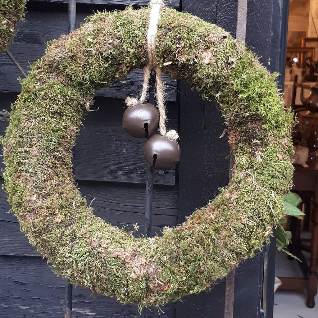 flowerstart_'s tweet photo. What could be simpler - a mossed wreath and jingle bells. .
.
.
.
#FlowerStart #Faversham #thefloristthatteaches #Flowerarranging #winterdoor #wreathwatch https://t.co/lAtIvnKLP1 https://t.co/SfKK7h9oBu
