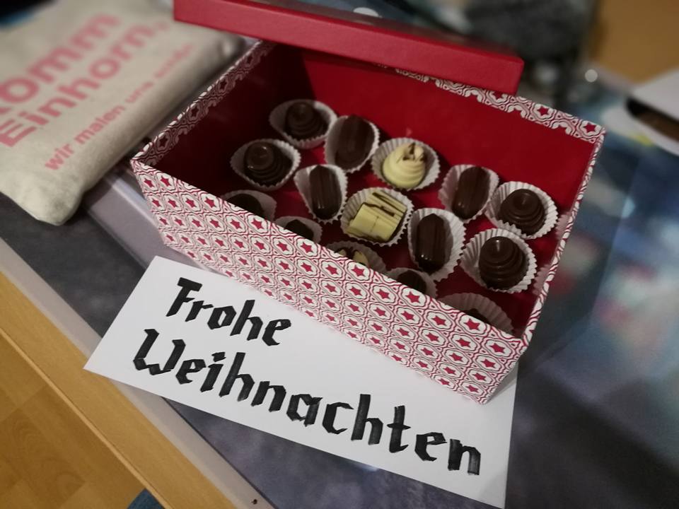 Lukas_Moll_'s tweet photo. Den #meccaner Kollegen kurz vor #Weihnachten das Leben versüßen - #unbezahlbar! #thesweetlife https://t.co/RJWoRGeErH