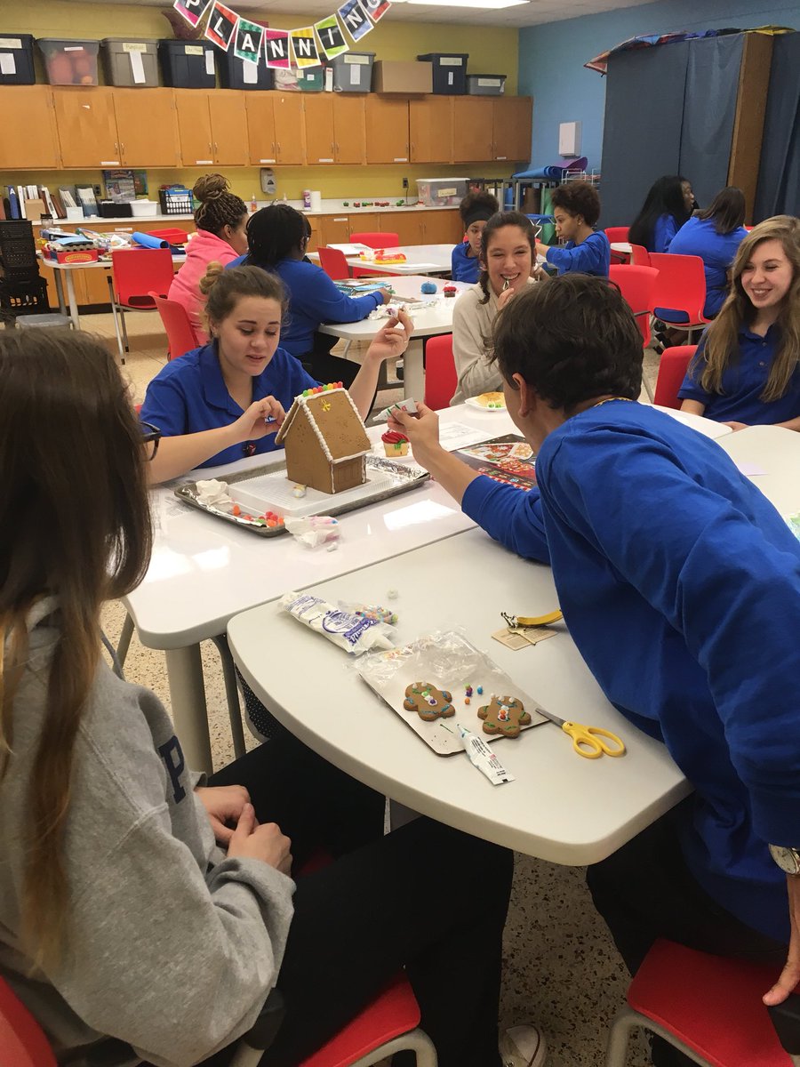 LmEmbrey's tweet photo. Using collaborative skills for our gingerbread competition #vbschools https://t.co/D4vRRe1pzq