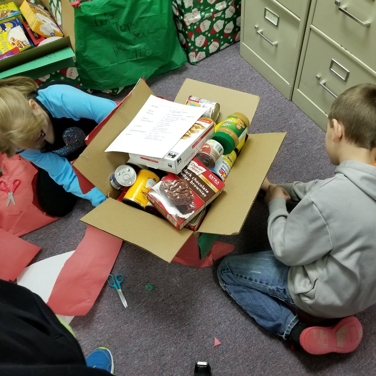 McKinneysMinion's tweet photo. Our minions brought in the most food for our food drive in the whole school! @aolets_go https://t.co/HQF03FULRk